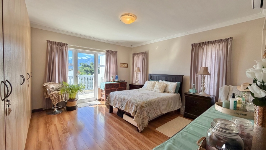 5 Bedroom Property for Sale in Mountainside Western Cape